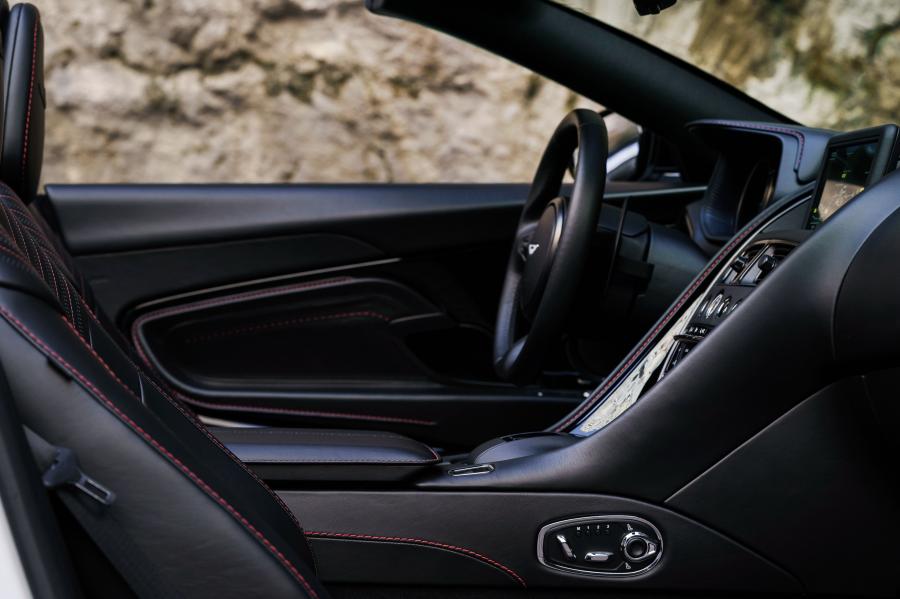Интерьер Aston Martin DB11 V8 Volante 2018 года  (NA) (фото 16 из 40)
